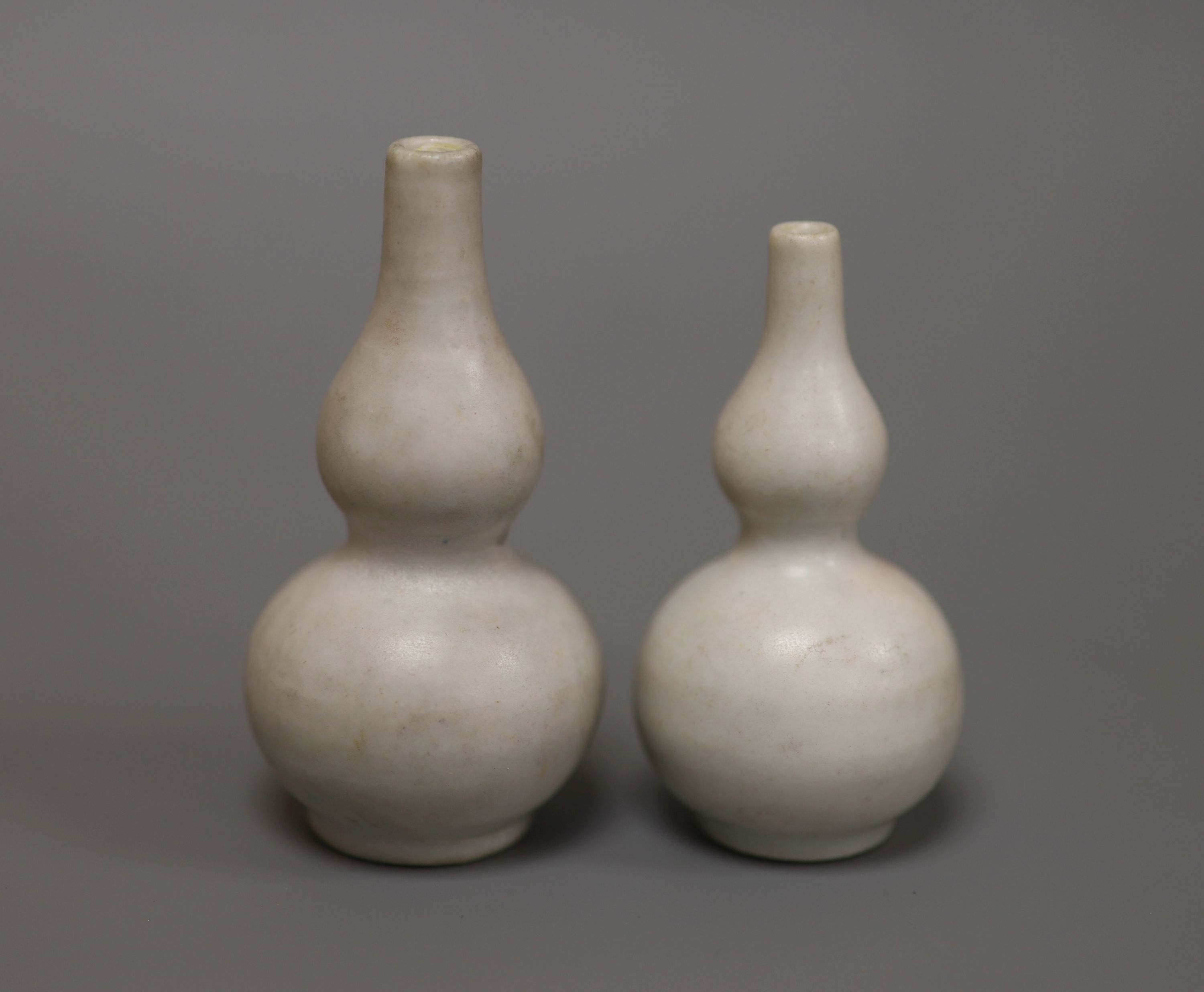 A pair of Chinese Vungtao cargo white miniature double gourd vases, height 7cm